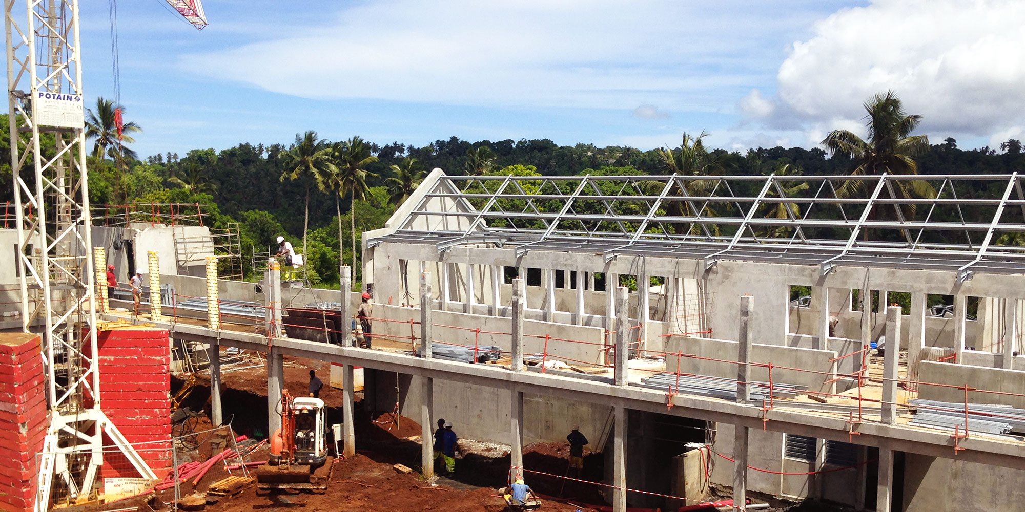 Photo prise lors de la construction du collège de Ouangani à Mayotte pour lequel Aw-eck est bureau d'étude en ingénierie de la structure