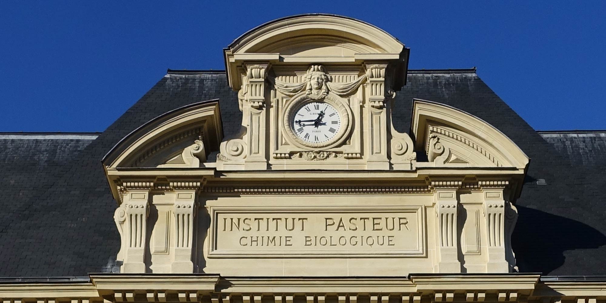 Photo de l'horloge de la façade du bâtiment historique dans le cadre du du projet de réhabilitation de l'institut Pasteur à Paris